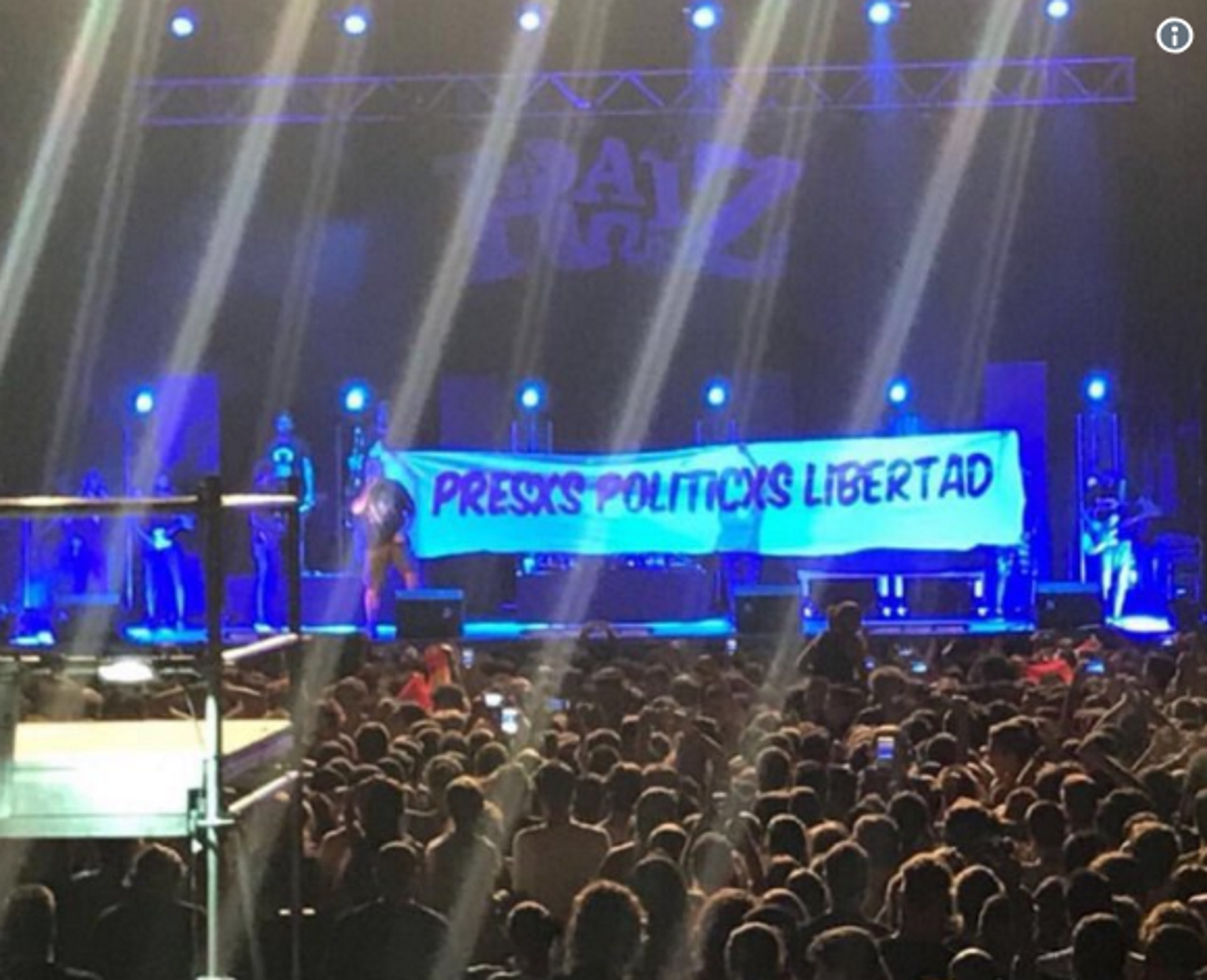 Aparece una pancarta pro presos políticos en Madrid (y el españolismo se indigna)