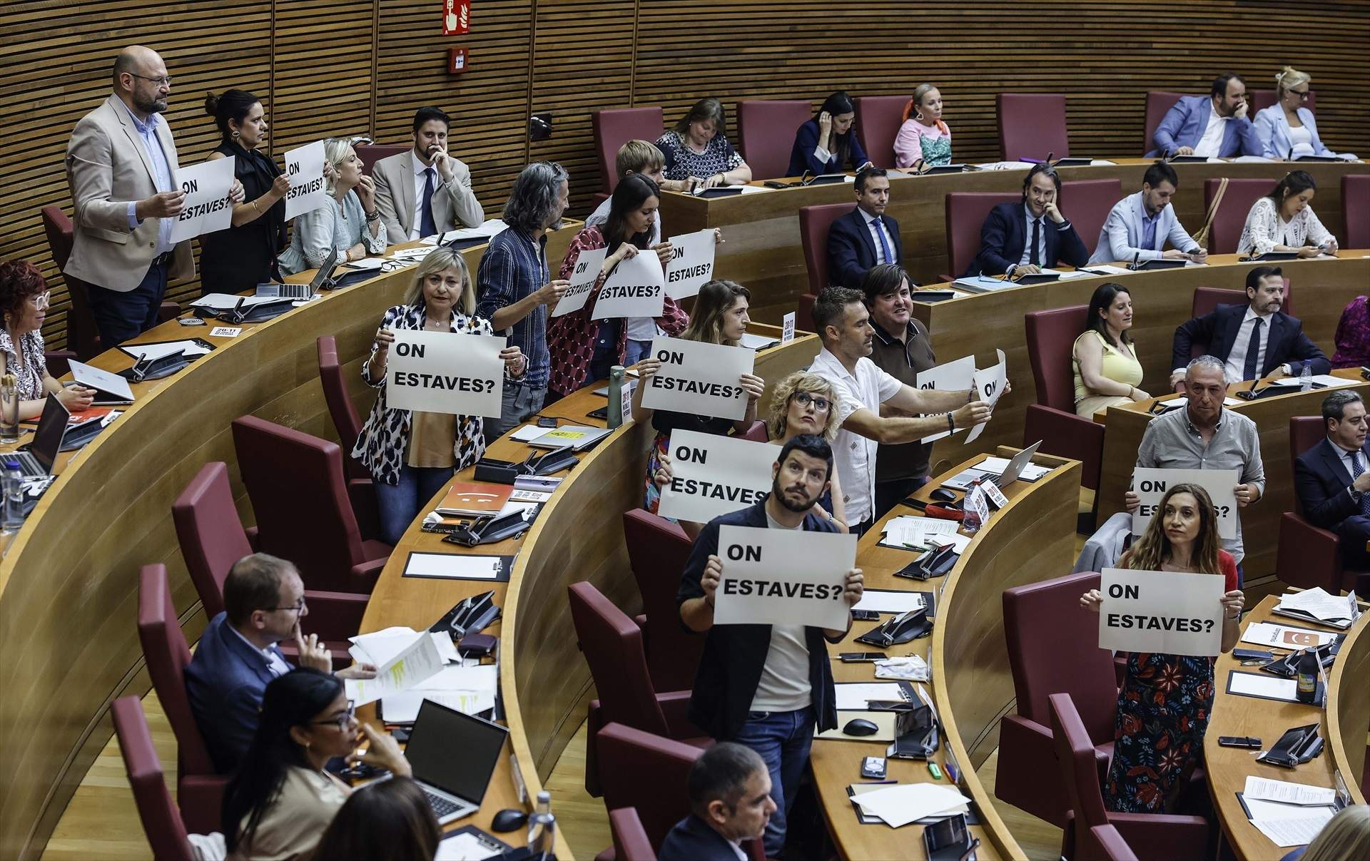 Compromís planta a Mazón en las Corts Valencianes y exhibe pancartas con "¿Dónde estabas?"