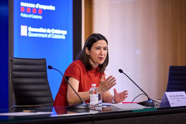 La consellera Núria Parlon durant la roda de premsa a l'aeroport del Prat La consellera Núria Parlon durant la roda de premsa a l'aeroport del Prat