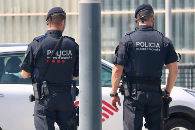 Dos agents dels Mossos d'Esquadra a la T1 de l'aeroport Josep Tarradellas Barcelona-El Prat / Albert Segura, ACN Dos agents dels Mossos d'Esquadra a la T1 de l'aeroport Josep Tarradellas Barcelona-El Prat / Albert Segura, ACN