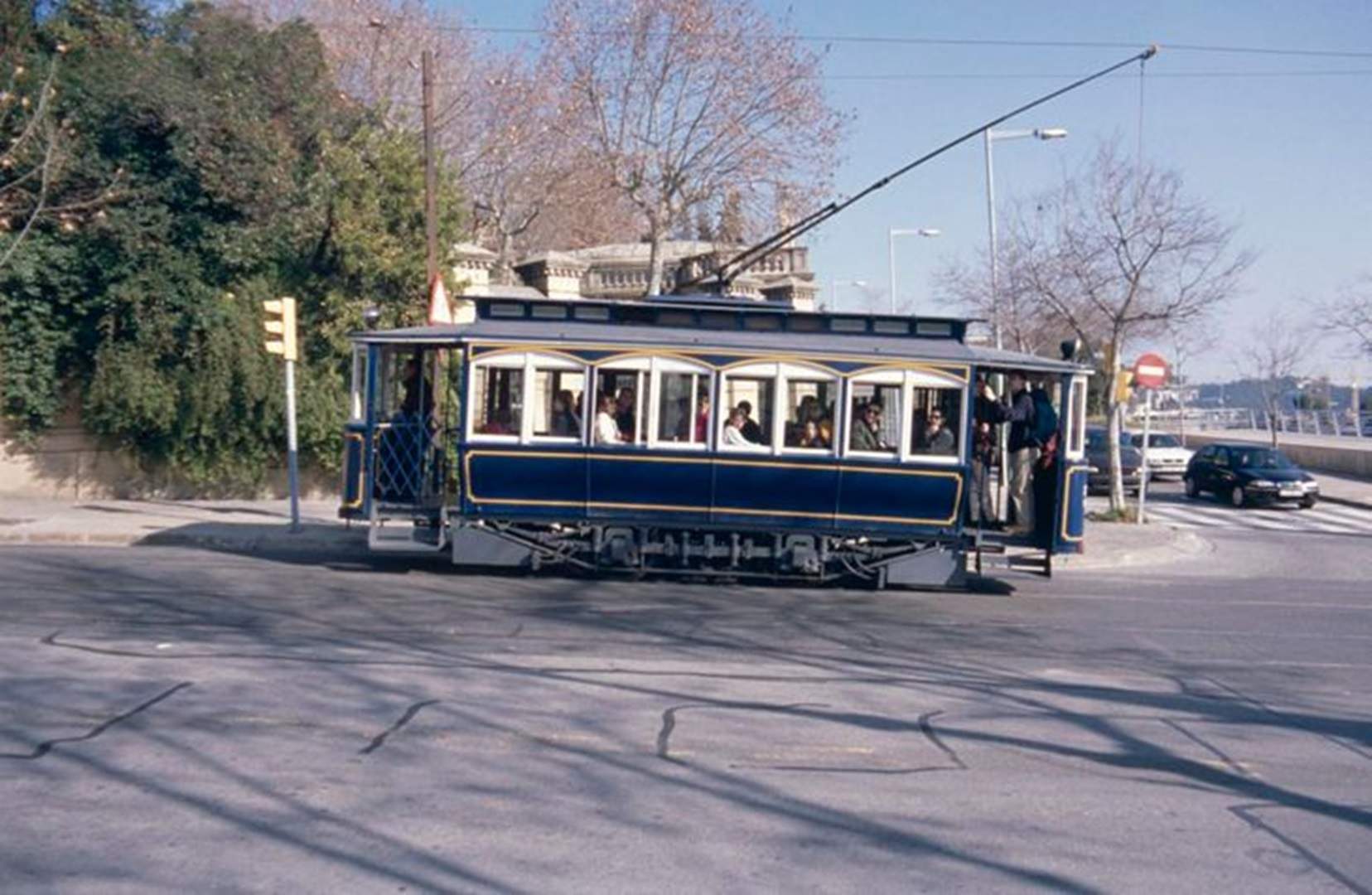 Vecinos de la avenida Tibidabo reclaman al Ayuntamiento de Barcelona el retorno del Tramvia Blau