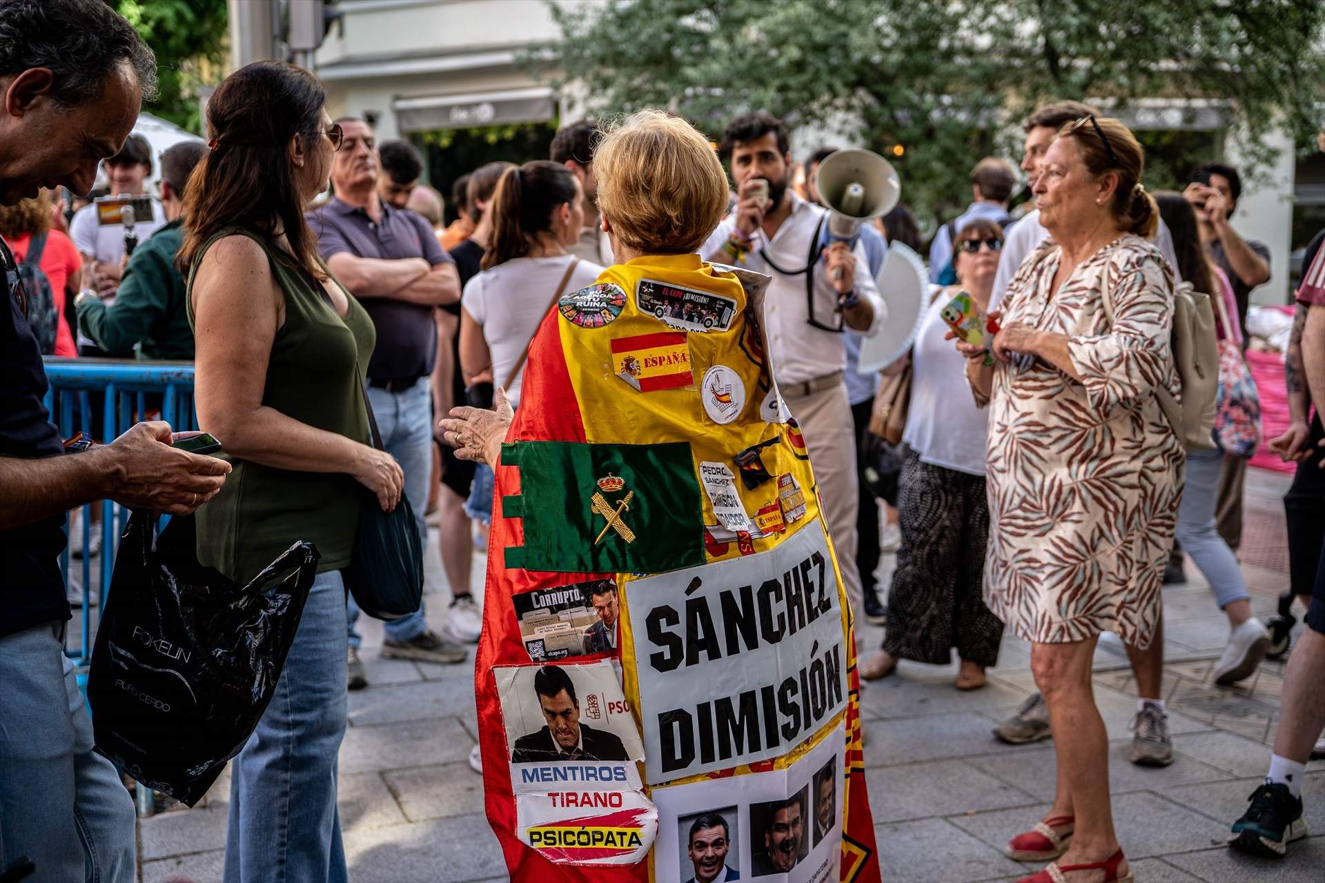 Clam ultra a Ferraz: l’extrema dreta convoca una protesta a la seu del PSOE per la no dimissió de Sánchez