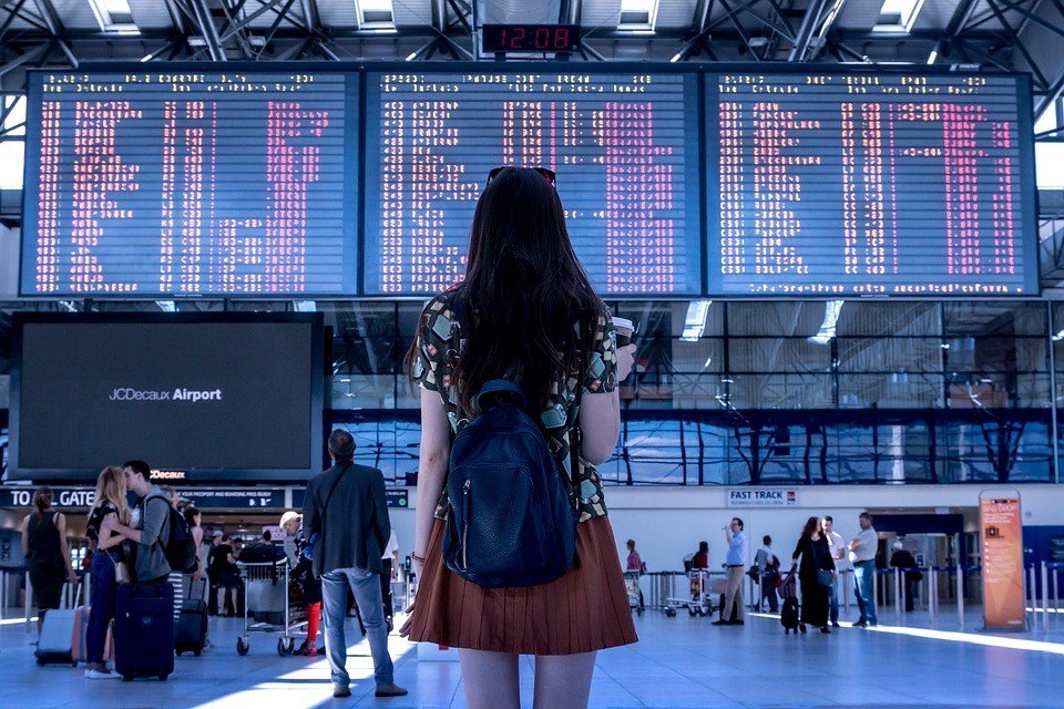 ¿Qué tengo que hacer si me cancelan un vuelo o va con retraso?