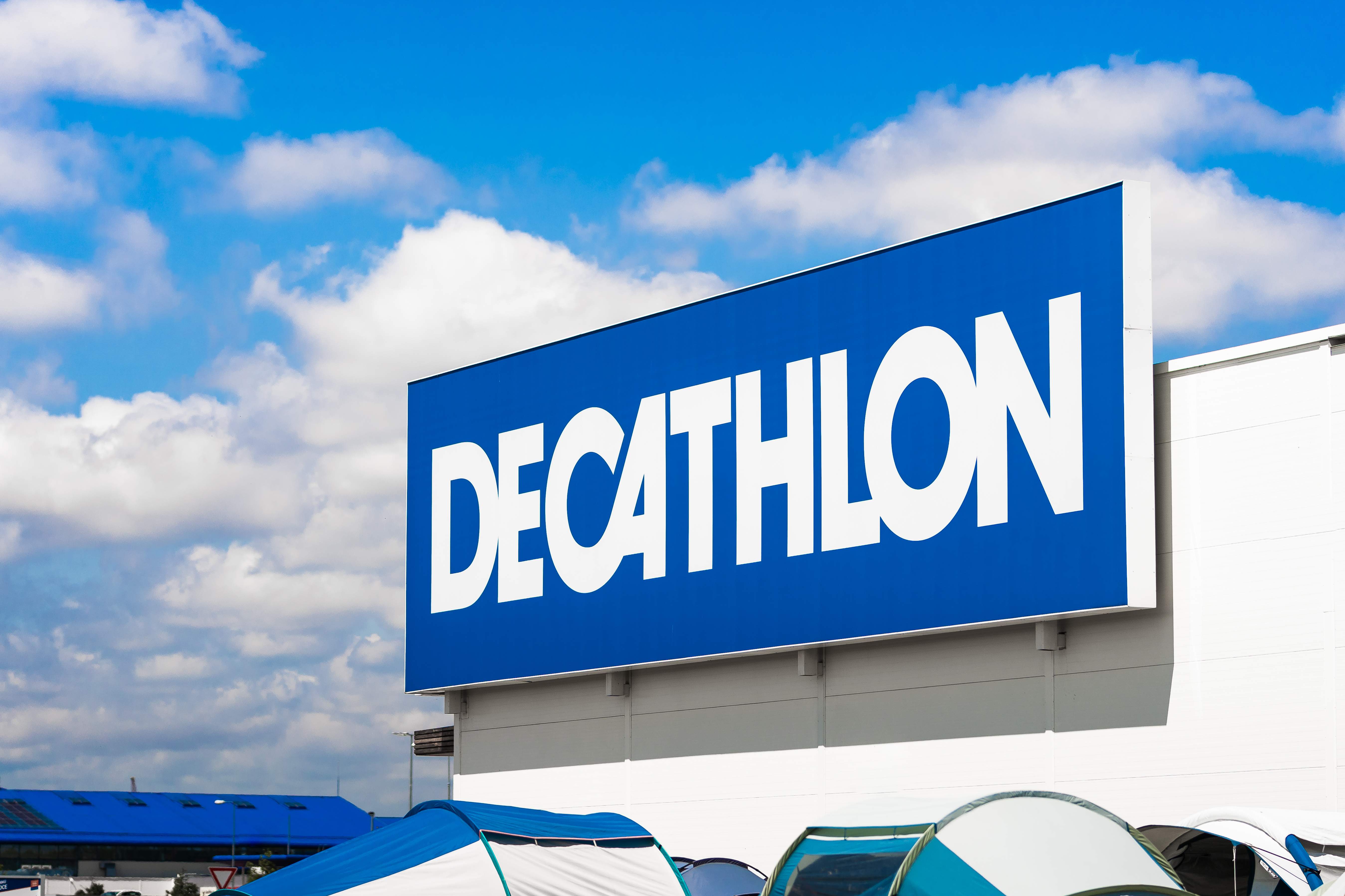 La cadira plegable tipus Decathlon que et deixa estirar les cames i relaxar-te a qualsevol lloc