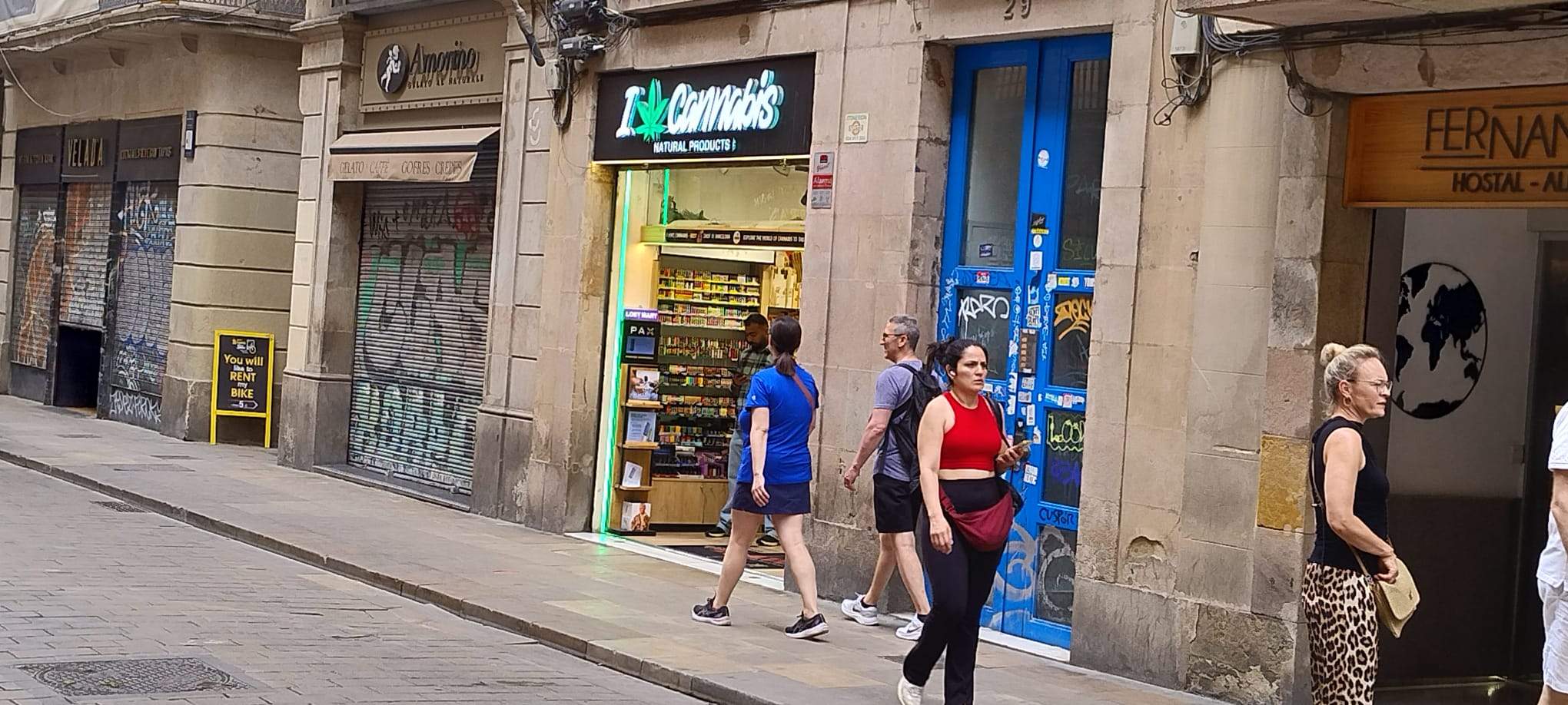 Ciutat Vella manté el setge a cannàbiques i botigues de carcasses i reforça les inspeccions