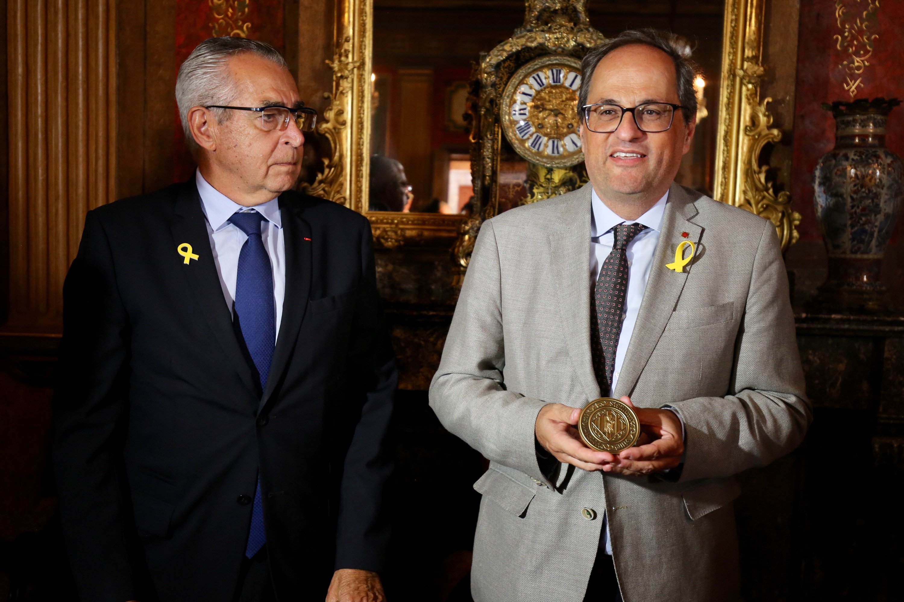 Mayor of Perpignan receives president Torra with a yellow loop