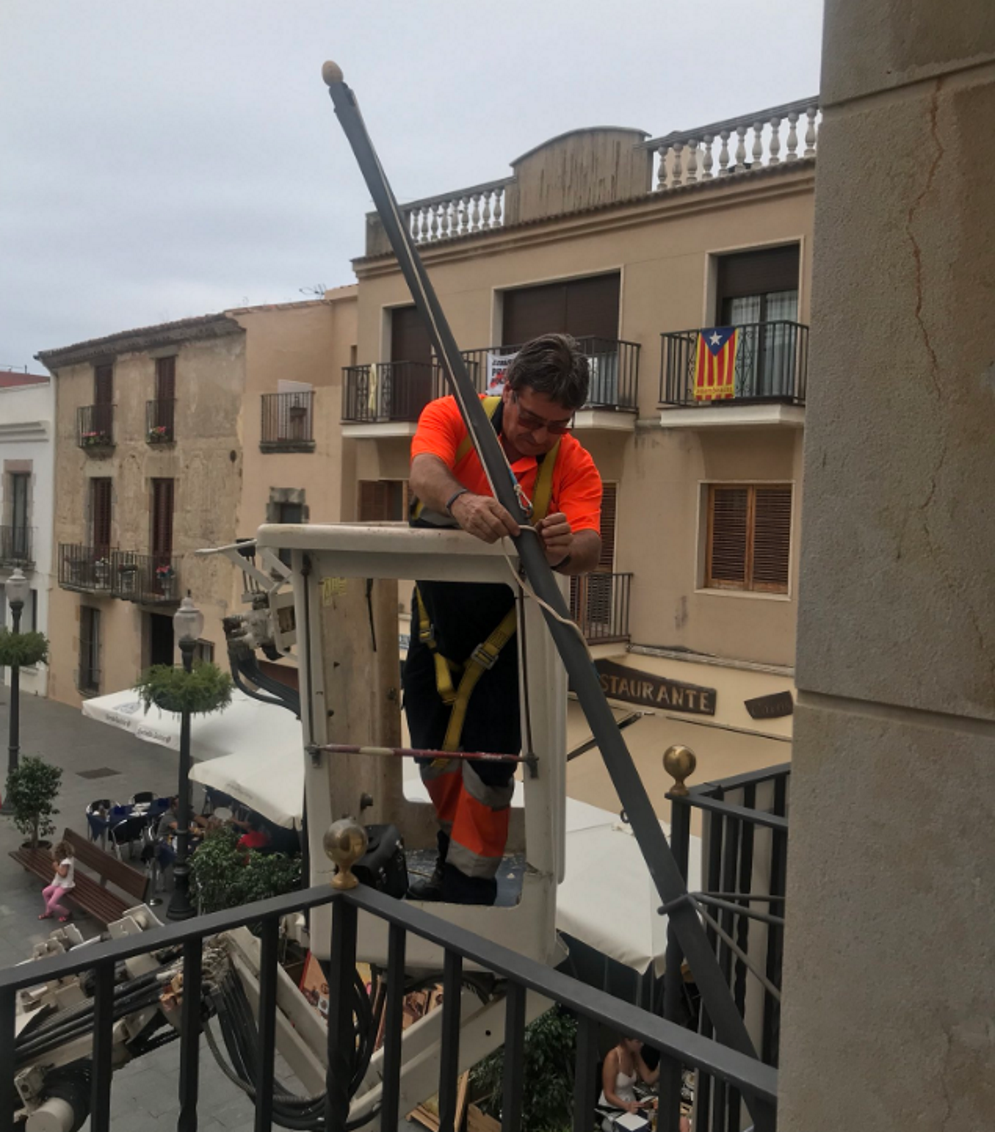 Arrancan la bandera catalana del Ayuntamiento de Calella