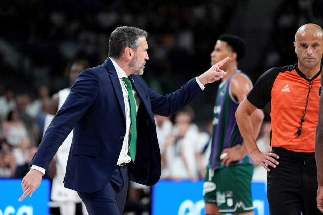 Ibon Navarro quejándose al árbitro en el partido contra el Madrid / Foto: Europa Press Ibon Navarro quejándose al árbitro en el partido contra el Madrid / Foto: Europa Press