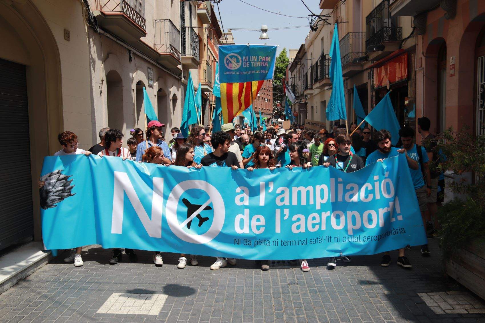 Un millar de personas protestan contra la ampliación del aeropuerto: "Esto solo es el principio"