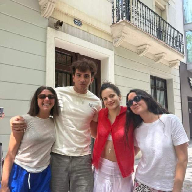 Rosalía con fans en Barcelona Twitter, X Rosalía con fans en Barcelona Twitter, X