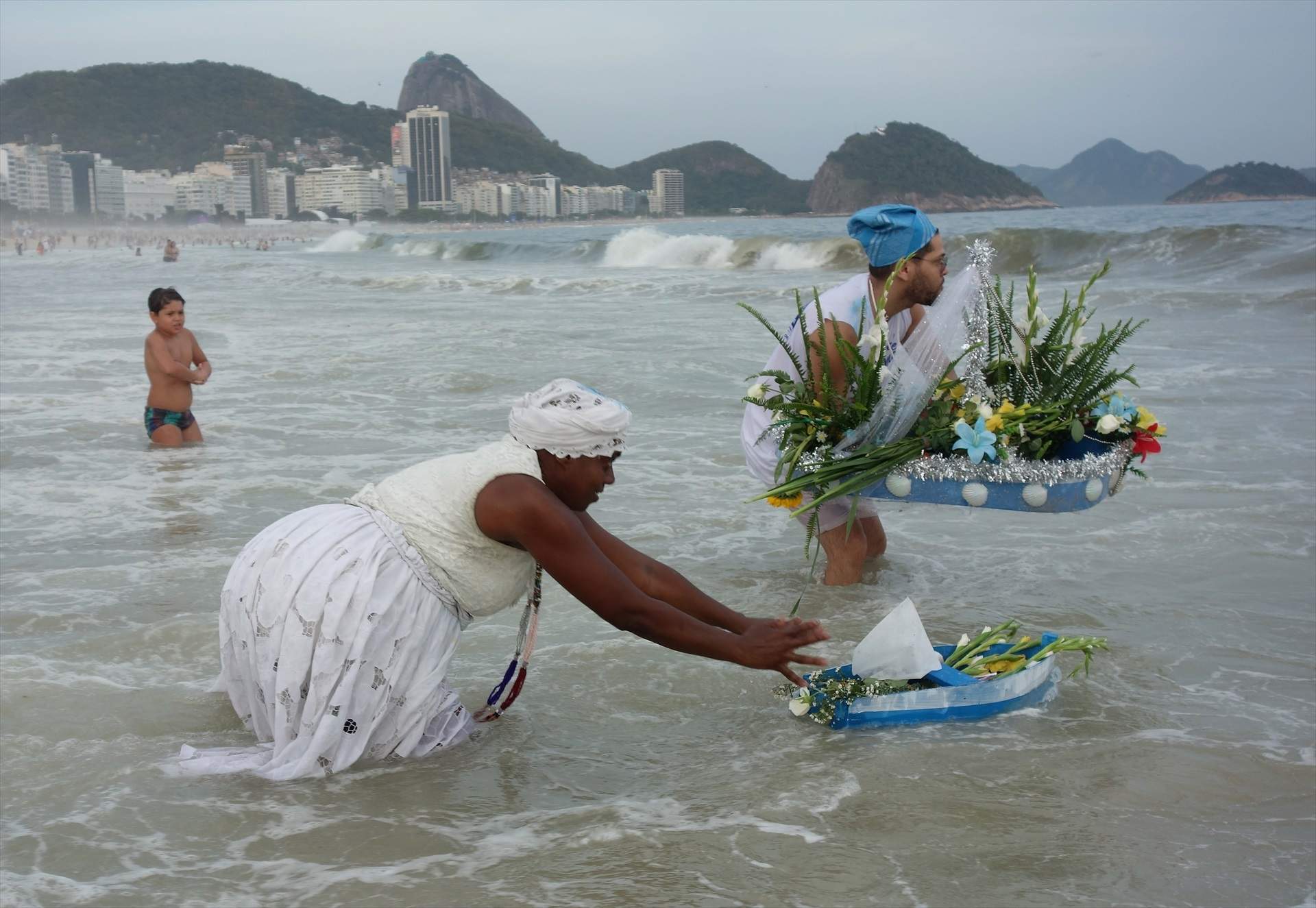EuropaPress 5660237 29 december 2023 brazil rio janeiro handmade boats are sent out to sea as EuropaPress 5660237 29 december 2023 brazil rio janeiro handmade boats are sent out to sea as