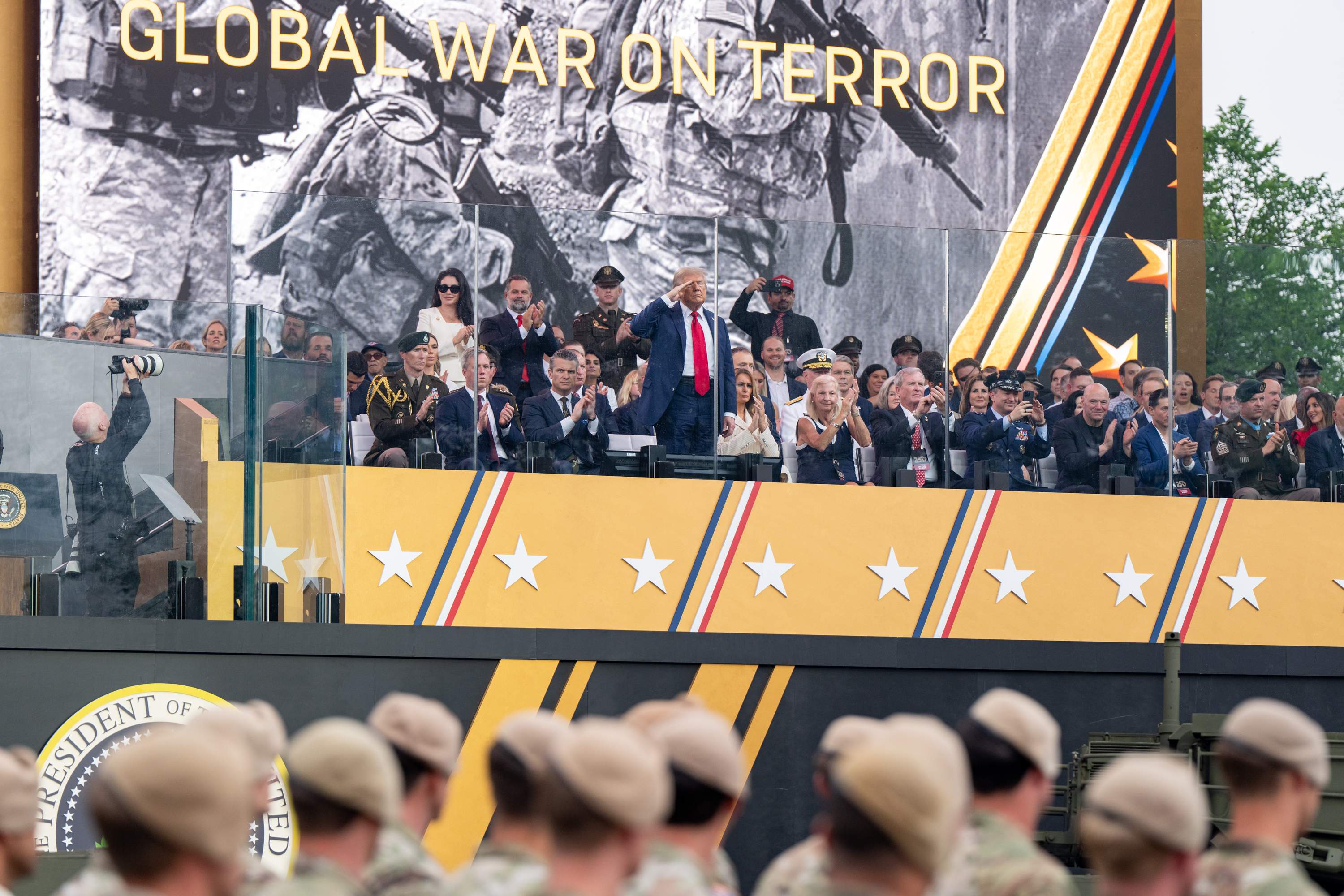 Trump aprofita la desfilada militar per regalar-se un bany de masses pel seu aniversari