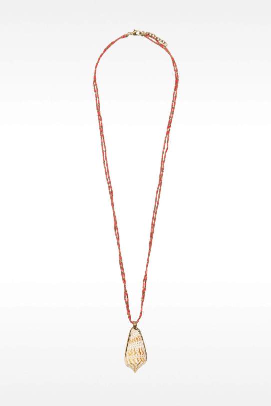 Collar largo con colgante de concha Collar largo con colgante de concha