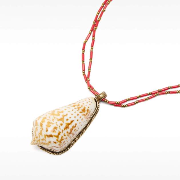 Collar largo con colgante de concha Collar largo con colgante de concha