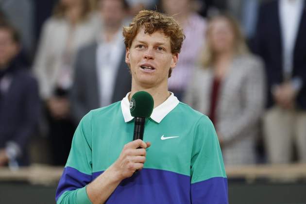 Sinner parlant després de perdre la final de Roland Garros / Foto: Europa Press Sinner parlant després de perdre la final de Roland Garros / Foto: Europa Press