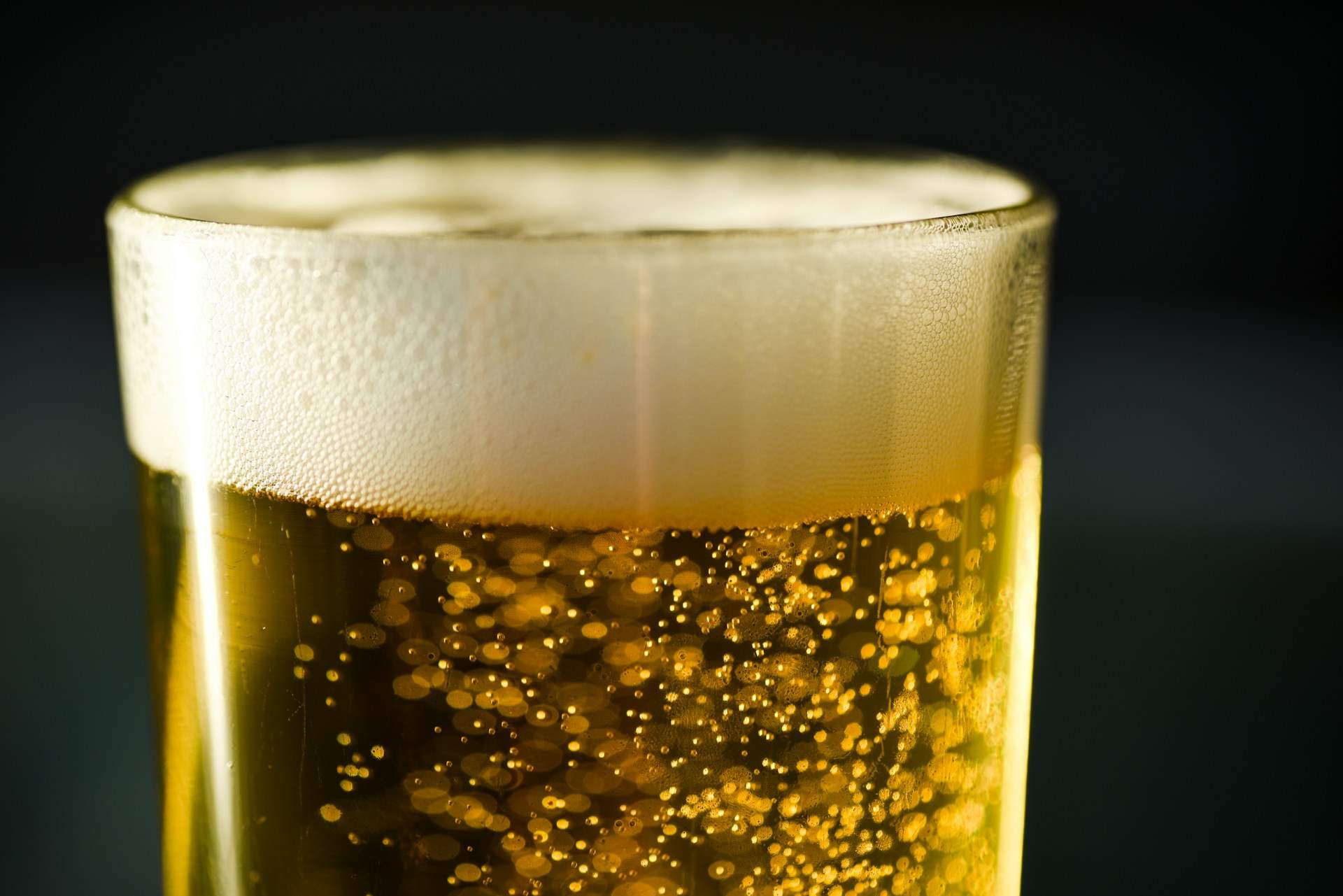 El truc d'un químic per refredar cerveses ràpid amb un aliment del rebost
