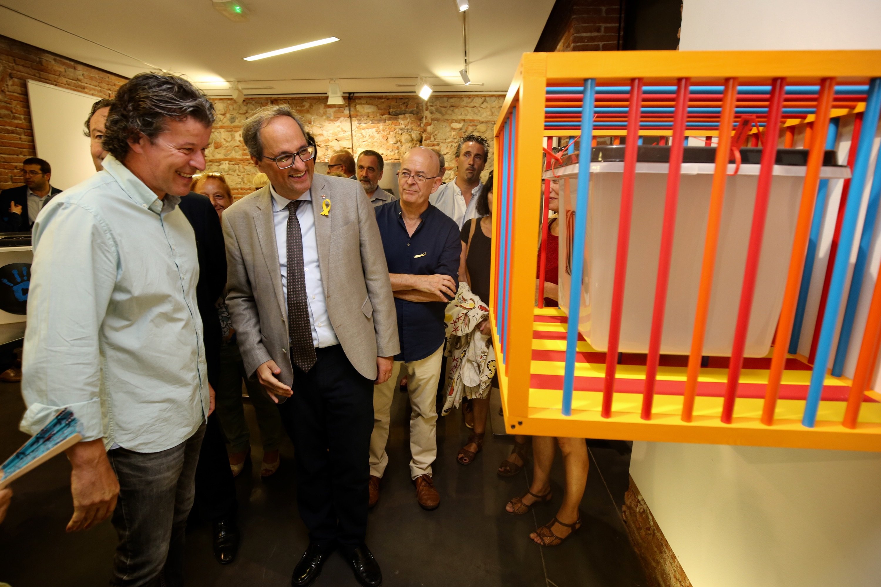 Torra inaugura l'exposició 55 urnes per la llibertat a Perpinyà