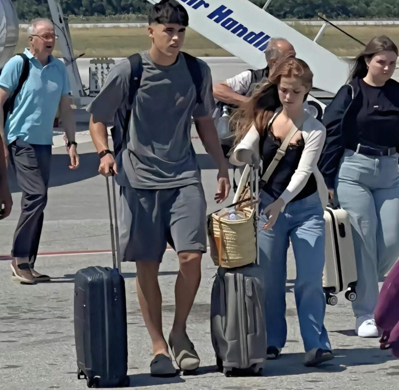 Pau Cubarsí i la seva nòvia a l'aeroport, xarxes socials Pau Cubarsí i la seva nòvia a l'aeroport, xarxes socials