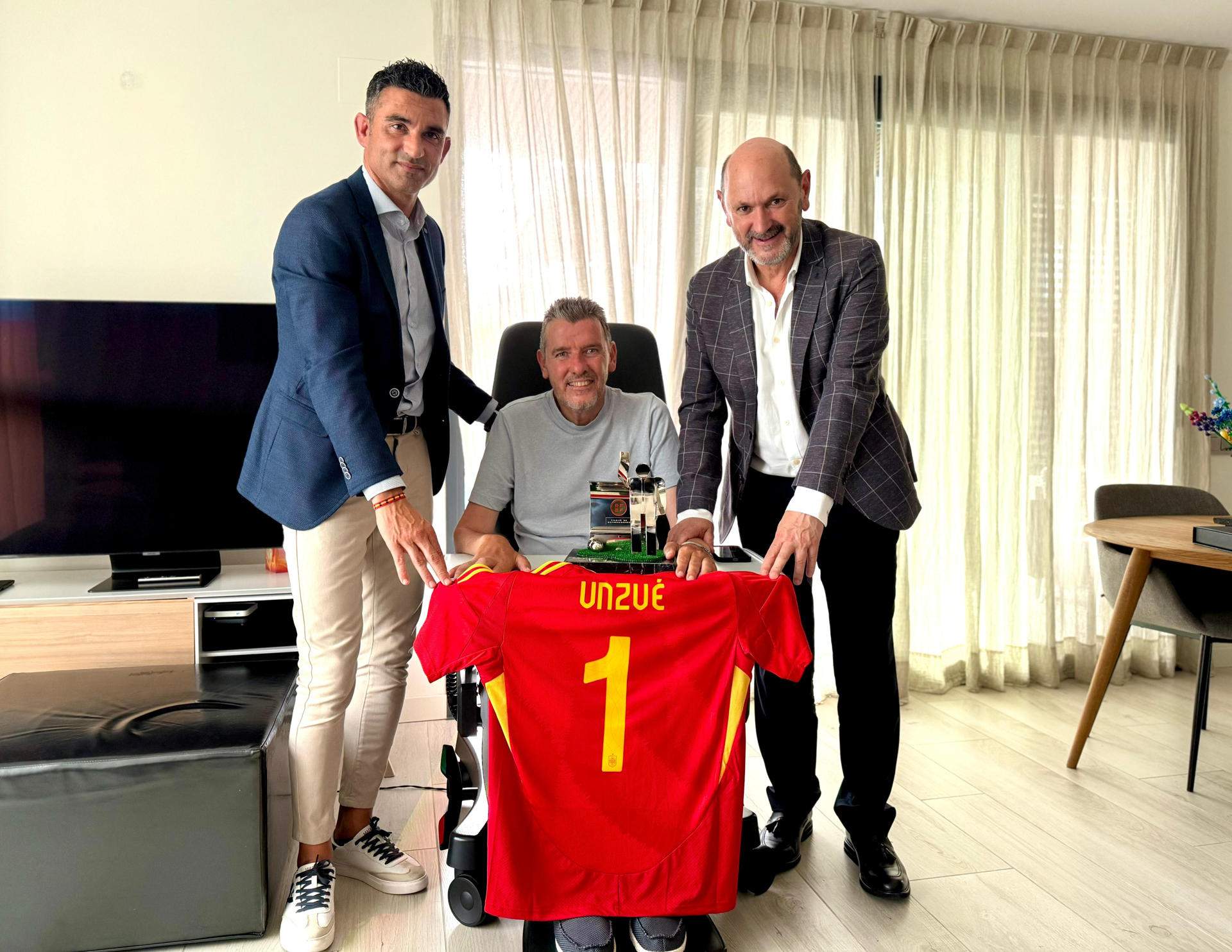 La RFEF premia Juan Carlos Unzué per ser un referent i un exemple per a tota la societat
