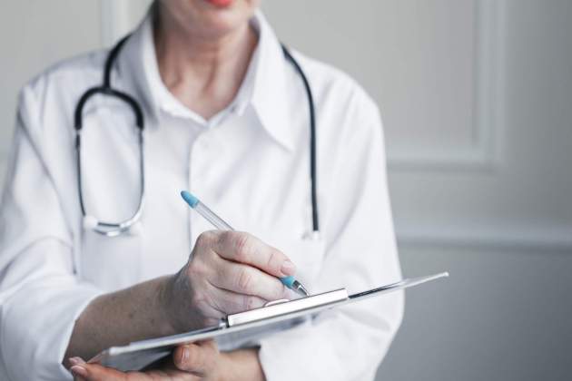 doctora con un informe medico