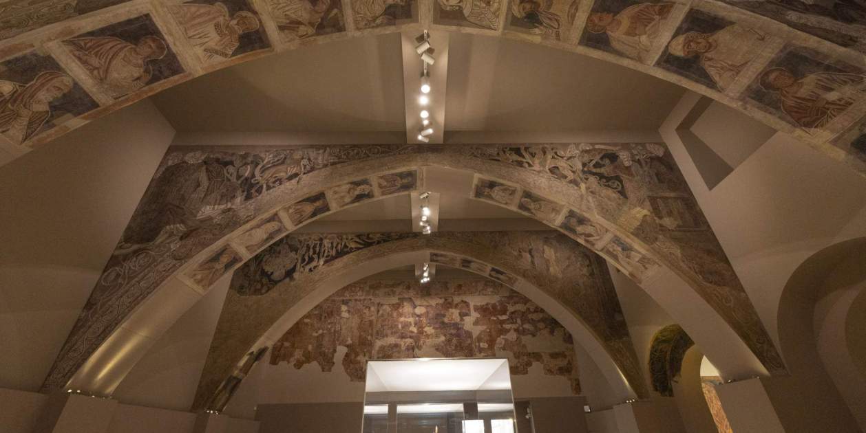 La jueza da siete meses al MNAC para devolver las pinturas de Sijena