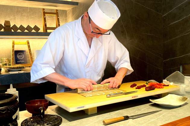 Elaboración artesanal de sushi restaurando Kintsugi foto Oriol Foix Elaboración artesanal de sushi restaurando Kintsugi foto Oriol Foix