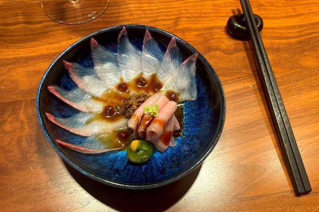 Plato de sashimi restaurando Kintsugi foto Emma Porta Plato de sashimi restaurando Kintsugi foto Emma Porta