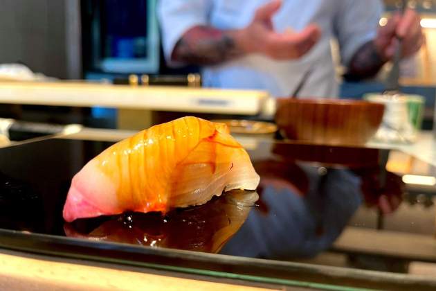 Nigiri de hiramasa o pescado|pez limón restaurando Kintsugi foto Oriol Foix Nigiri de hiramasa o pescado|pez limón restaurando Kintsugi foto Oriol Foix