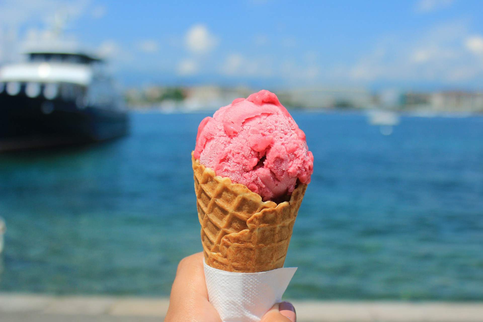 La recepta de gelat de maduixes sense sucre que arrasa aquest estiu