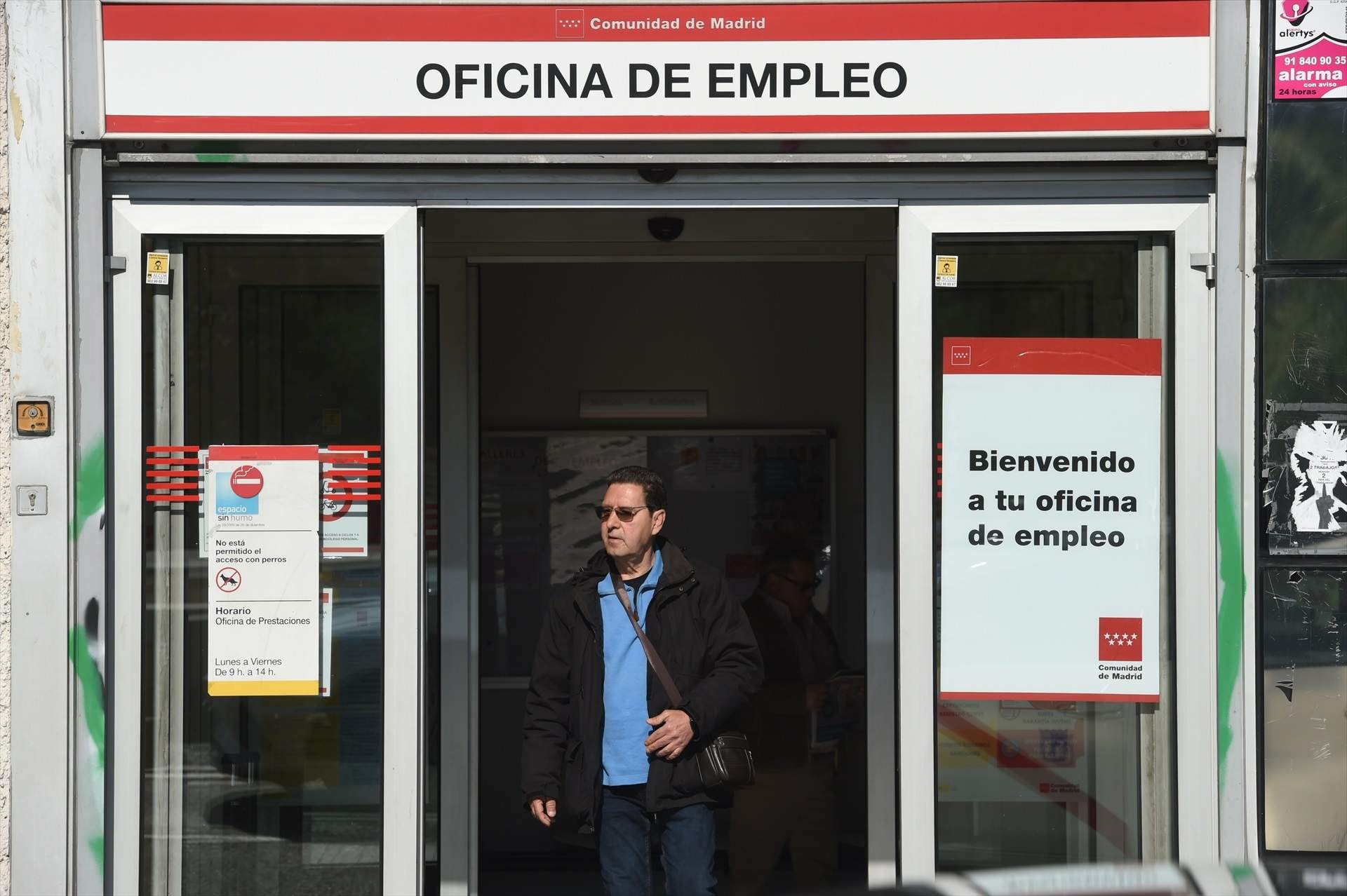 EuropaPress 6702459 hombre sale oficina empleo mayo 2025 madrid espana seguridad social gano