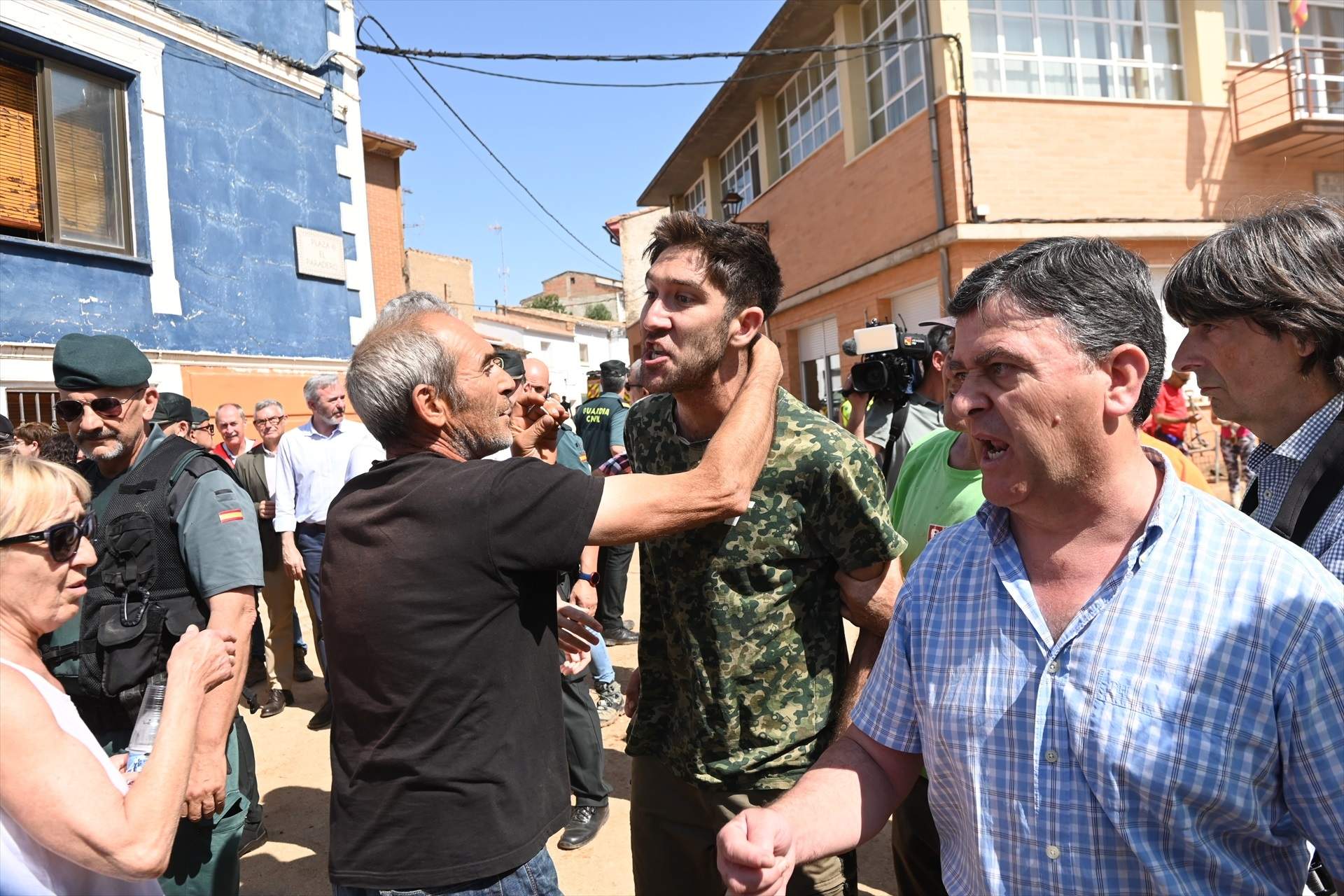 Los afectados por las tormentas en Aragón se echan al cuello del presidente Azcón: "No rías, ayuda"
