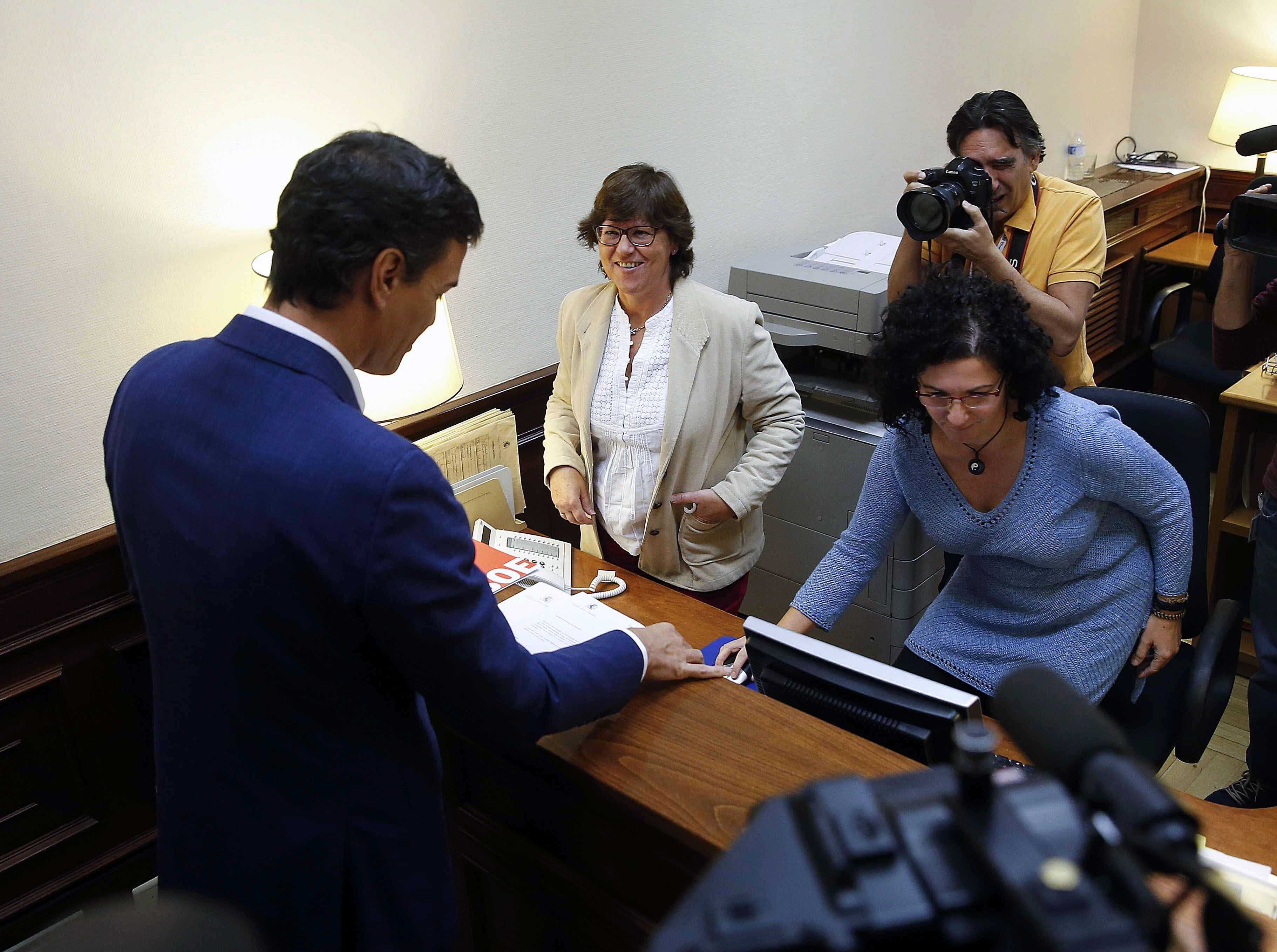 Voces del PSOE salen en tromba a mostrar su apoyo a Sánchez