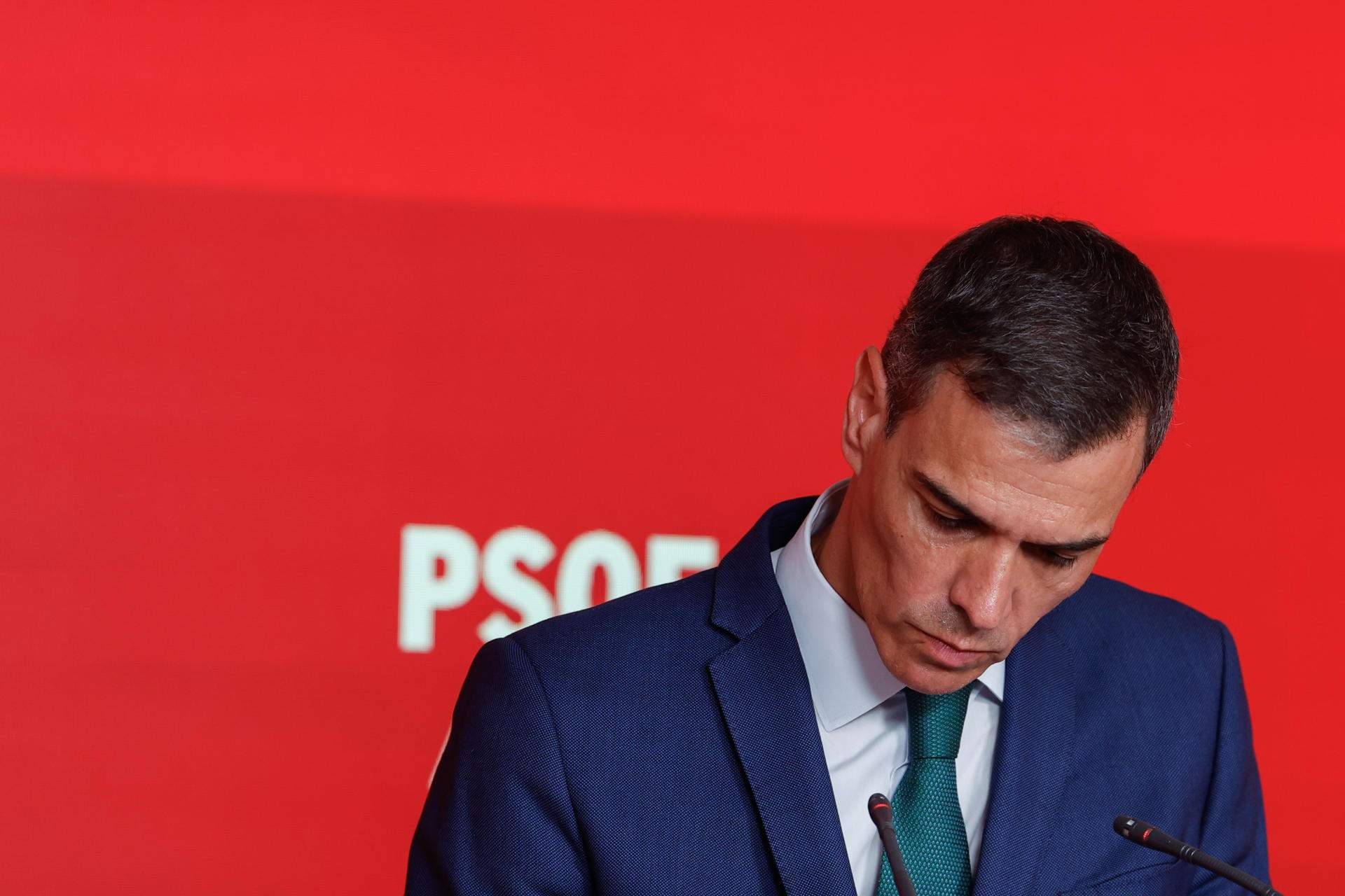 Sánchez escriu una carta a la militància: “Ens enfrontem a una operació de demolició moral”