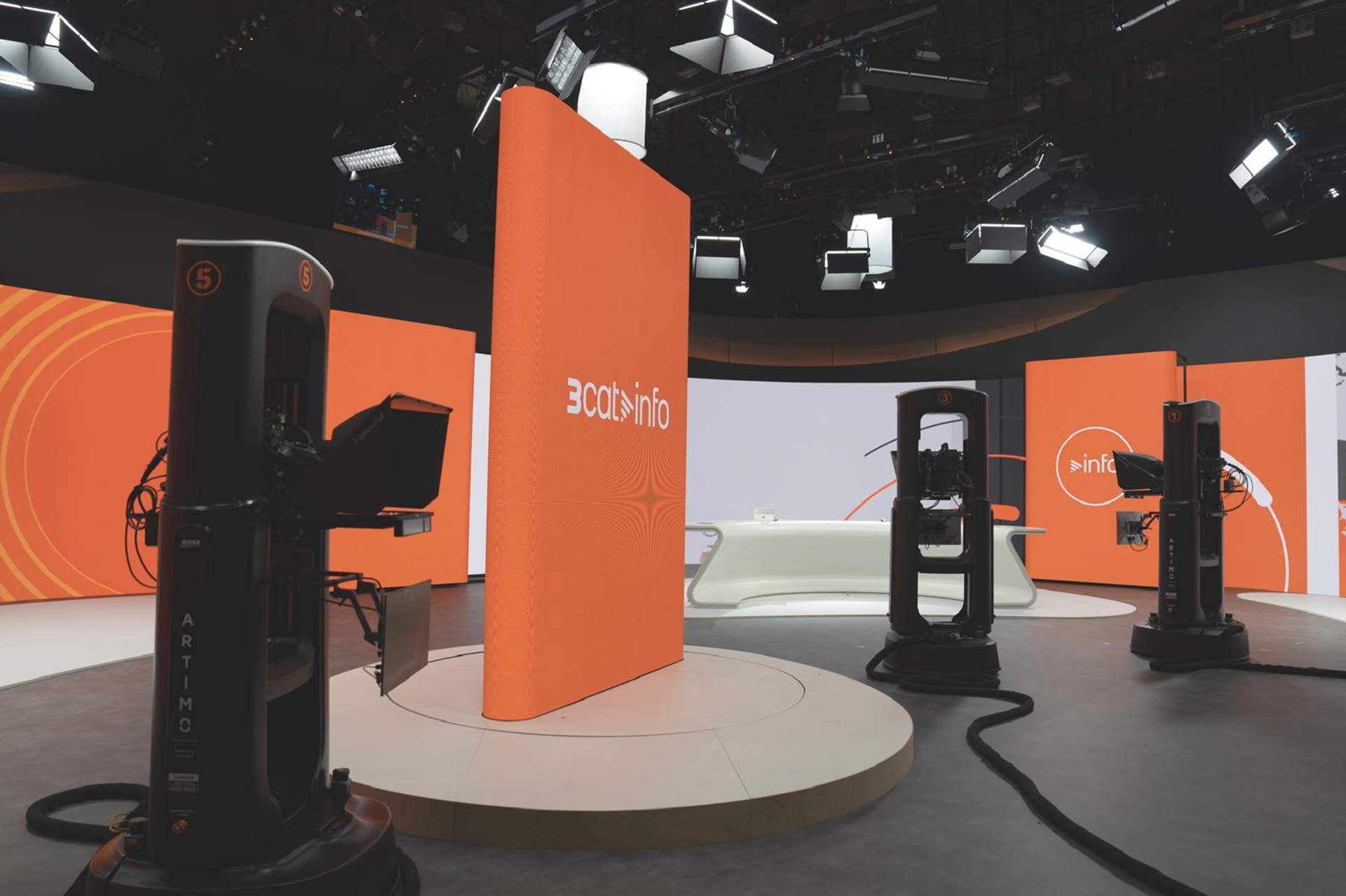 Així serà el nou plató d'informatius de 3Cat: alta tecnologia, robots i pantalles verticals