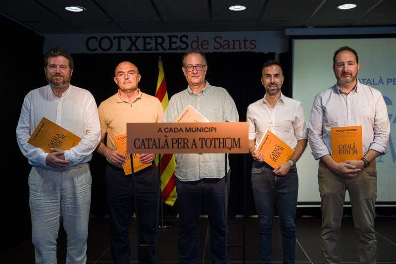 Pacte entre Òmnium i el món municipal per garantir l'accés al català arreu de Catalunya