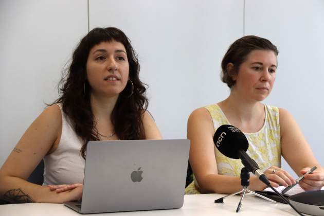 A l'esquerra, Cèlia Carbonell, d'Irídia, i Loru Roussey, de Data Right A l'esquerra, Cèlia Carbonell, d'Irídia, i Loru Roussey, de Data Right