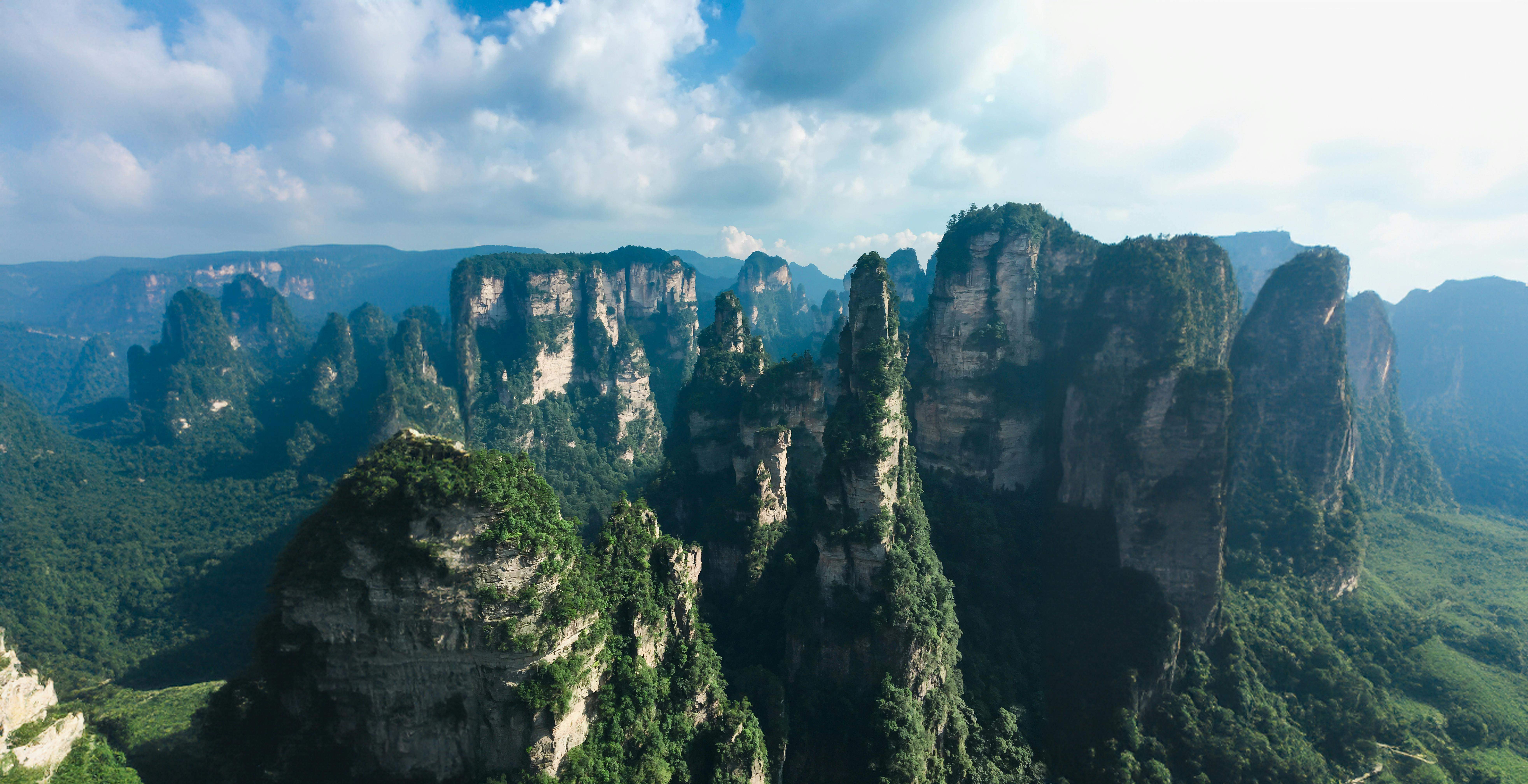 Muntanyes de plàstics prop de les coves d'Avatar obliguen Xi Jinping a decretar una neteja massiva