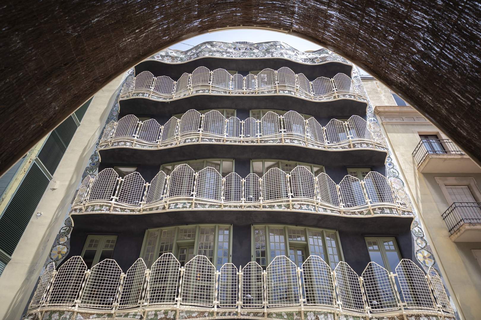 La singular façana posterior de la Casa Batlló recupera l'esplendor original