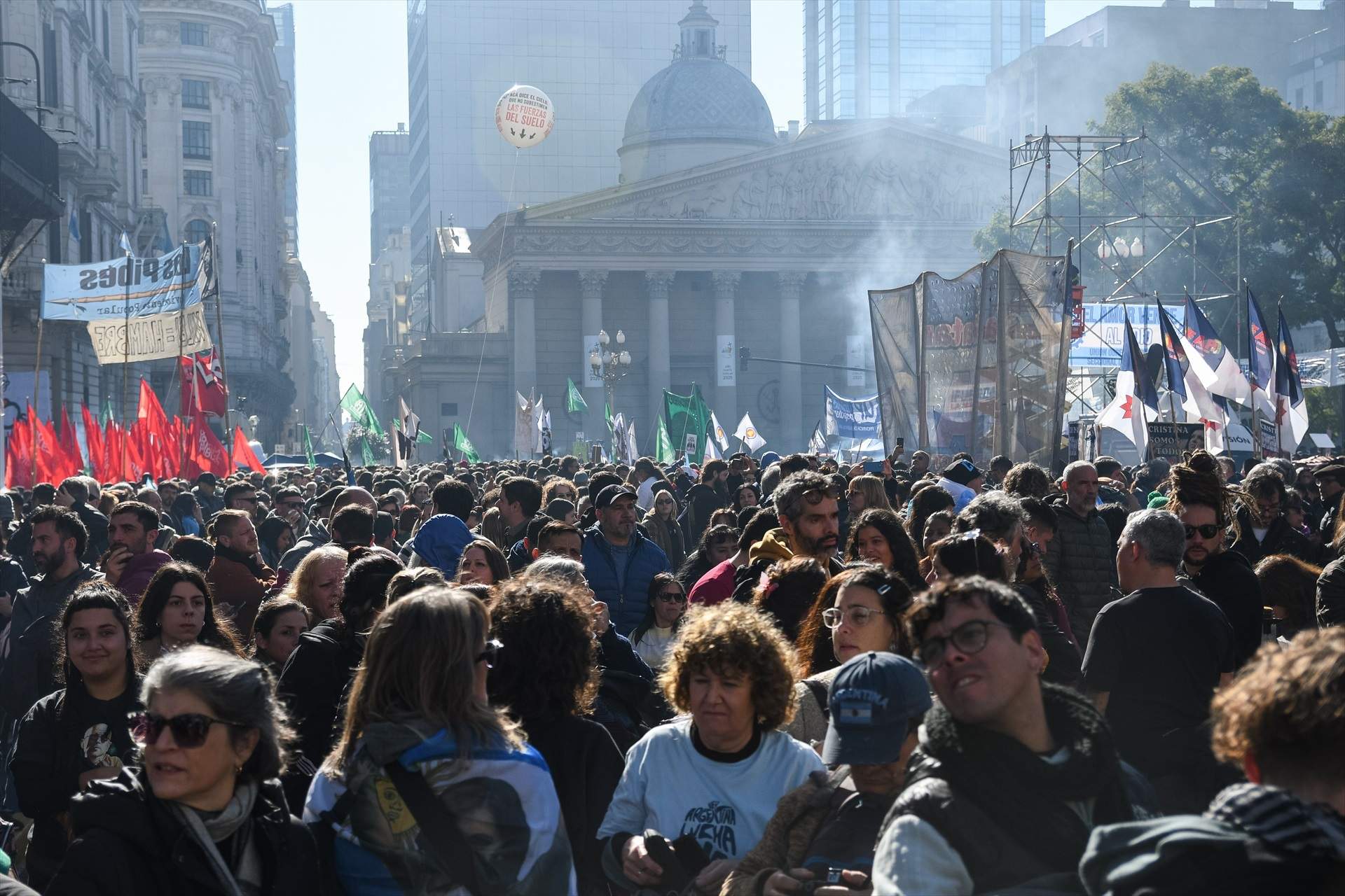 Una multitud protesta a Buenos Aires contra la condemna a Cristina Fernández de Kirchner
