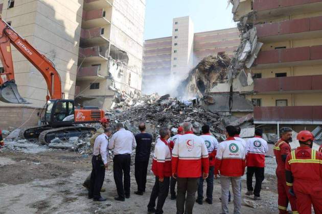 Equips de rescat treballen davant d'un edifici colpejat per un atac aeri israelià a Teheran - 14.05.25 / Foto: EuropaPress Equips de rescat treballen davant d'un edifici colpejat per un atac aeri israelià a Teheran - 14.05.25 / Foto: EuropaPress