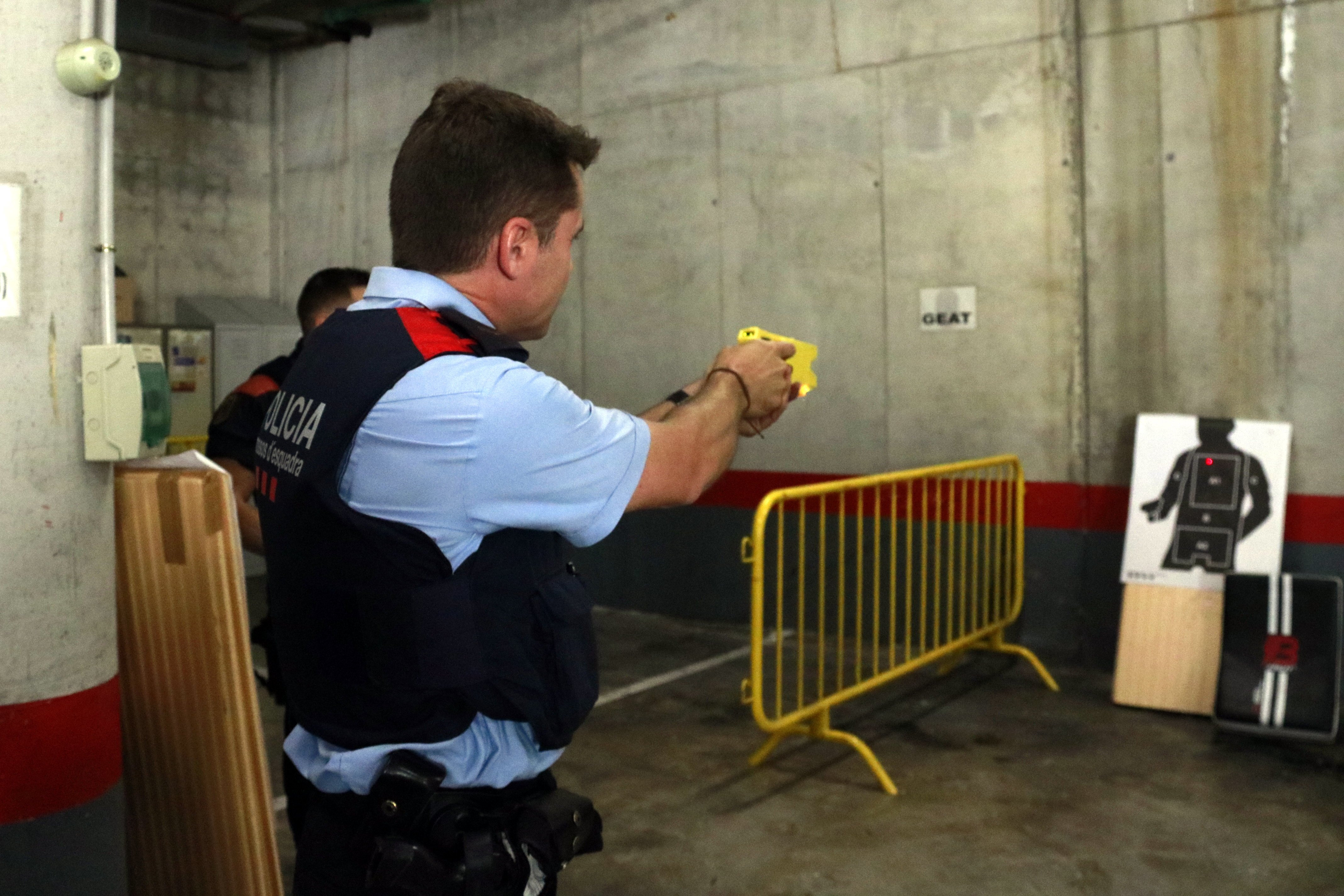 Los Mossos estrenan las taser para reducir a un hombre en Salt