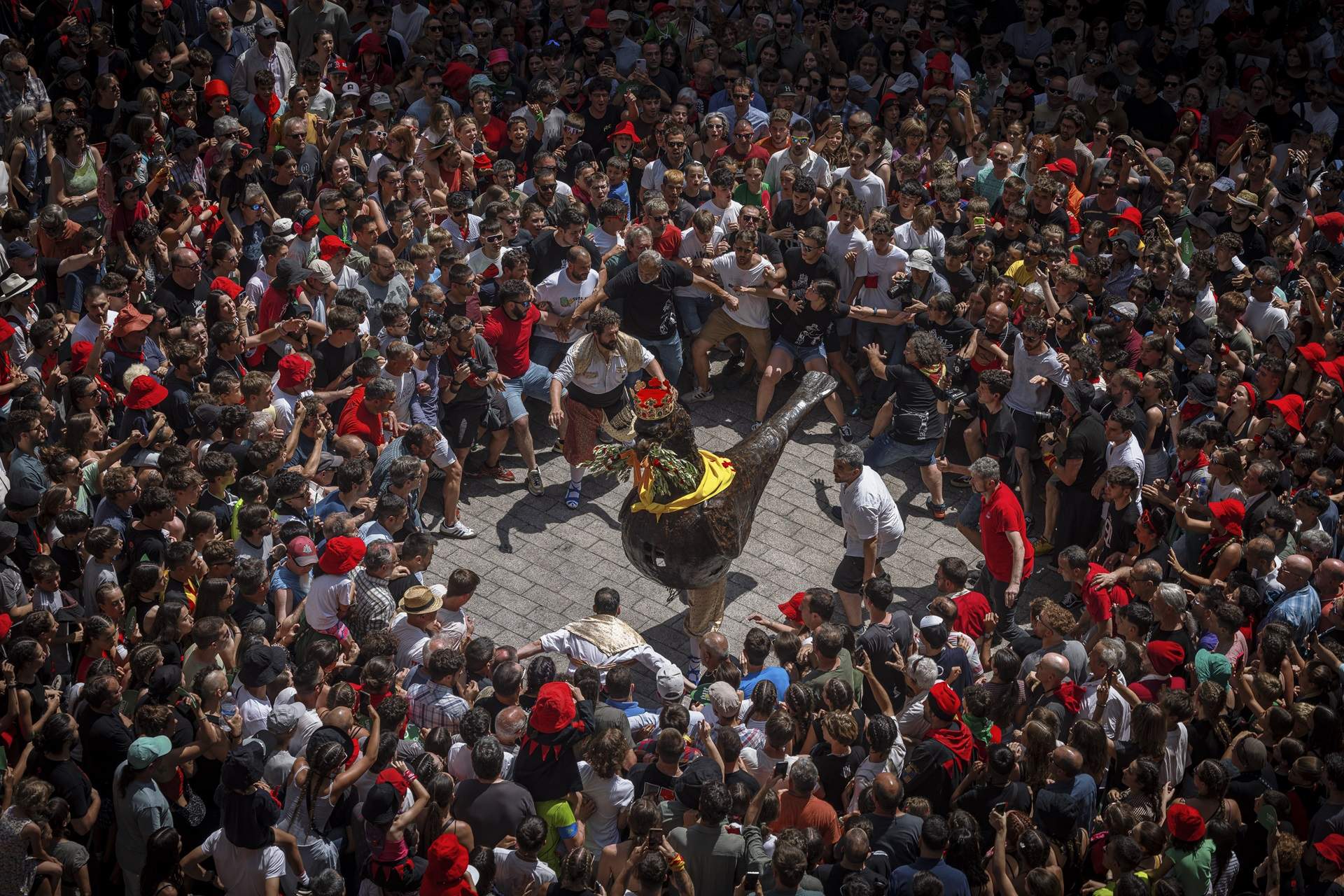Berga celebra la Patum de Lluïment sota un sol de justícia abans de la festa grossa