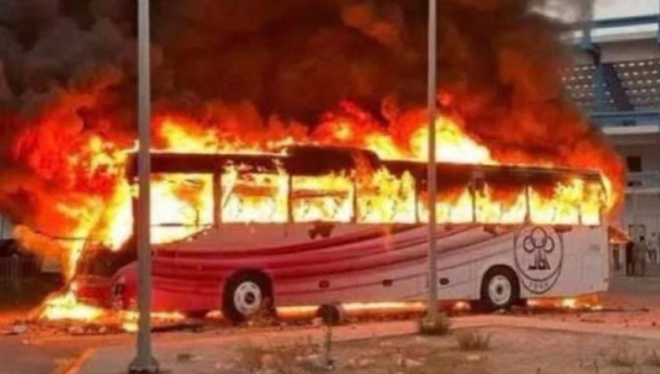 Gravíssims incidents per la celebració d'un gol: àrbitre ferit, autocar incendiat i trets de la policia