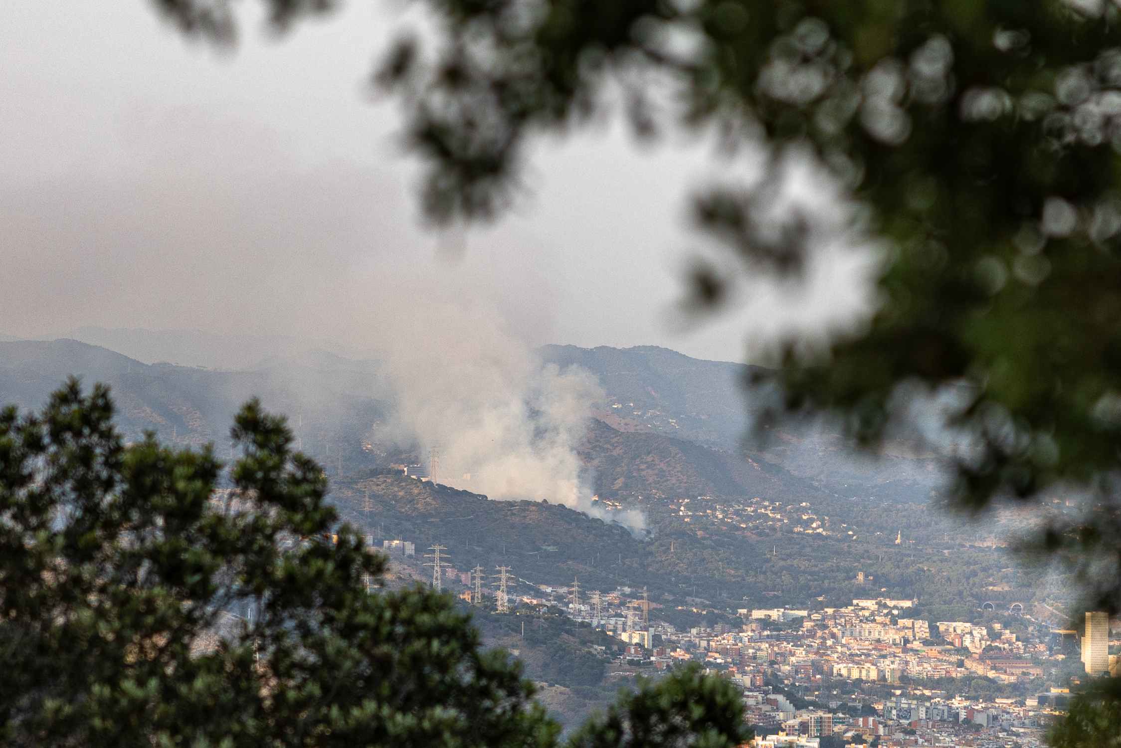 Estabilizado el incendio en Santa Coloma que ha provocado una columna de humo visible desde varios municipios