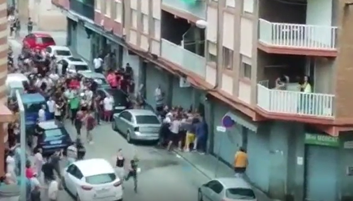 Batalla campal a la Llagosta en una manifestació contra l'incivisme