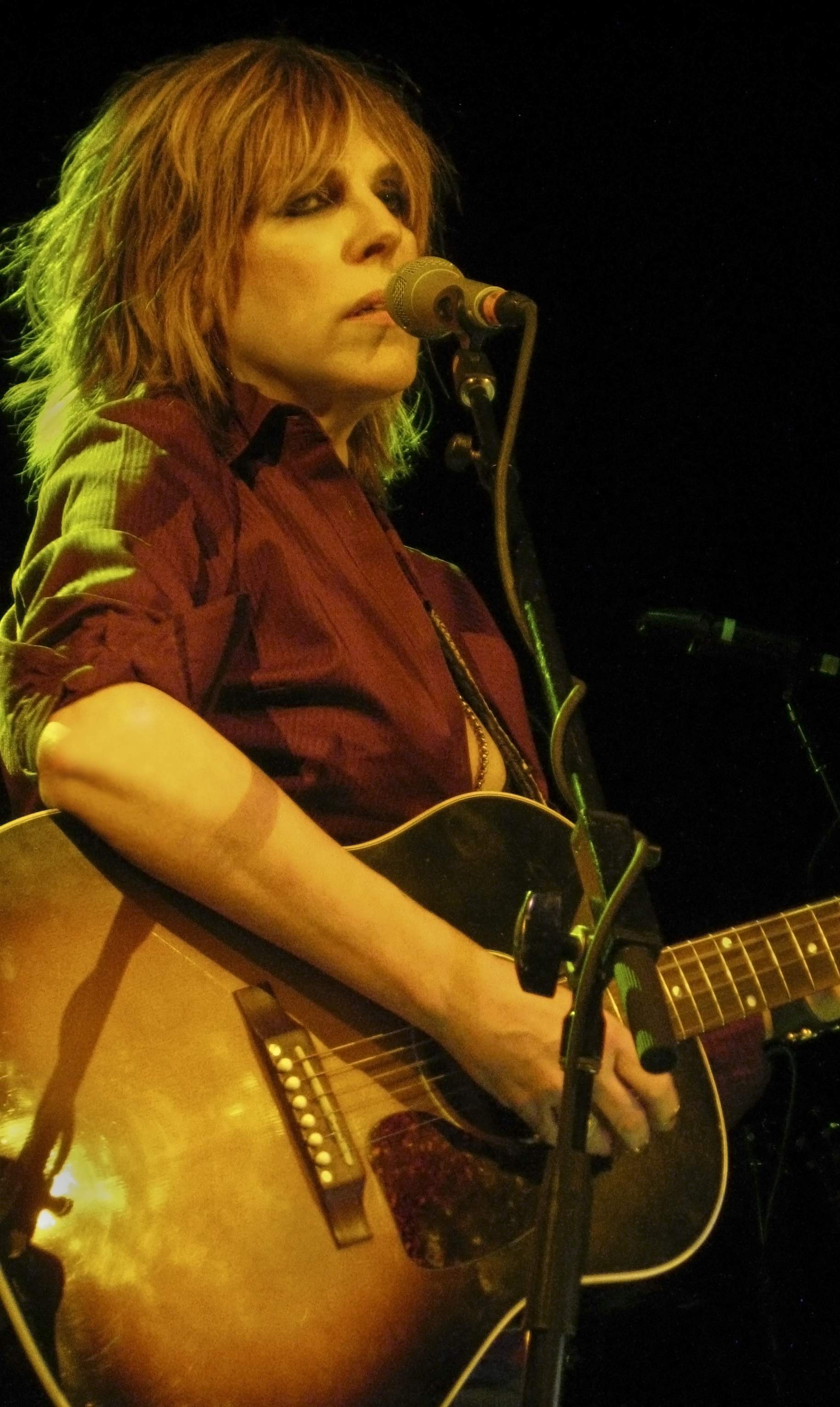 Els àngels borratxos de Lucinda Williams ens embriaguen a la Sala Apolo