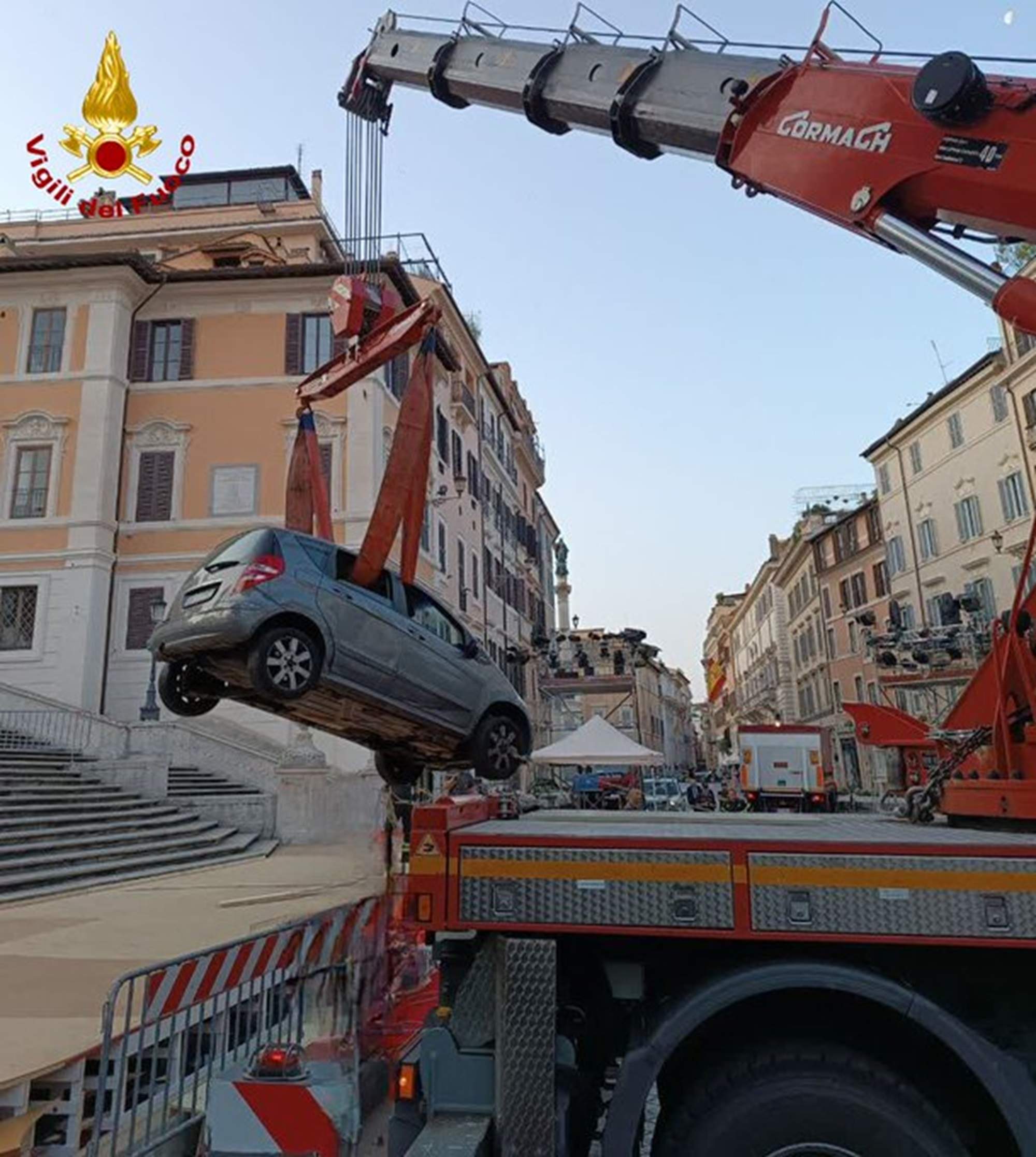 Accident surrealista a Roma: un octogenari encalla el cotxe a les escales de la plaça d’Espanya