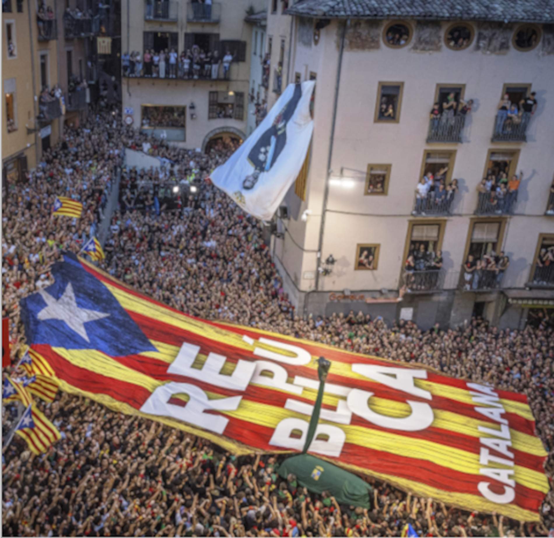 Reivindicación y emoción en la Patum de Berga: el rey Felipe VI al revés y homenaje a Josep Maria Isanta