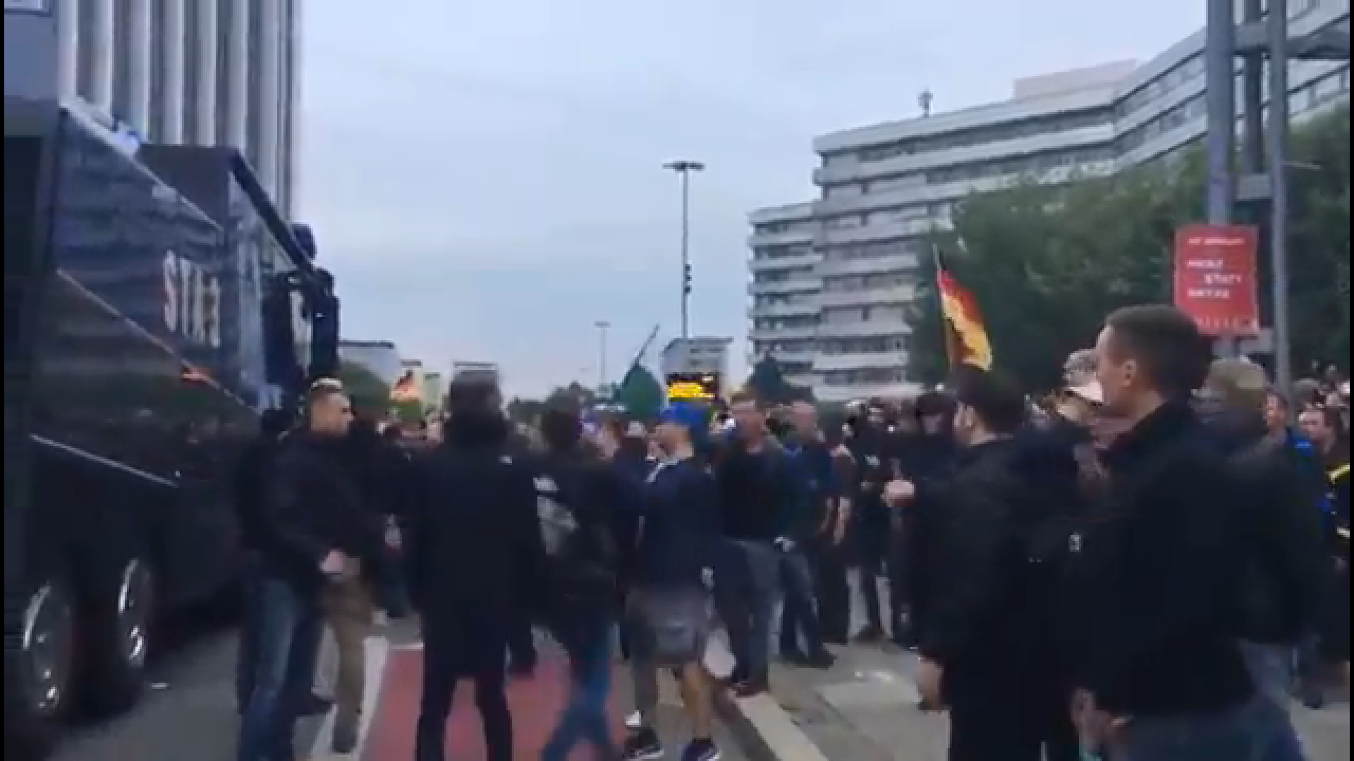 Ultras alemanes agreden a un fotógrafo en una concentración en Berlín