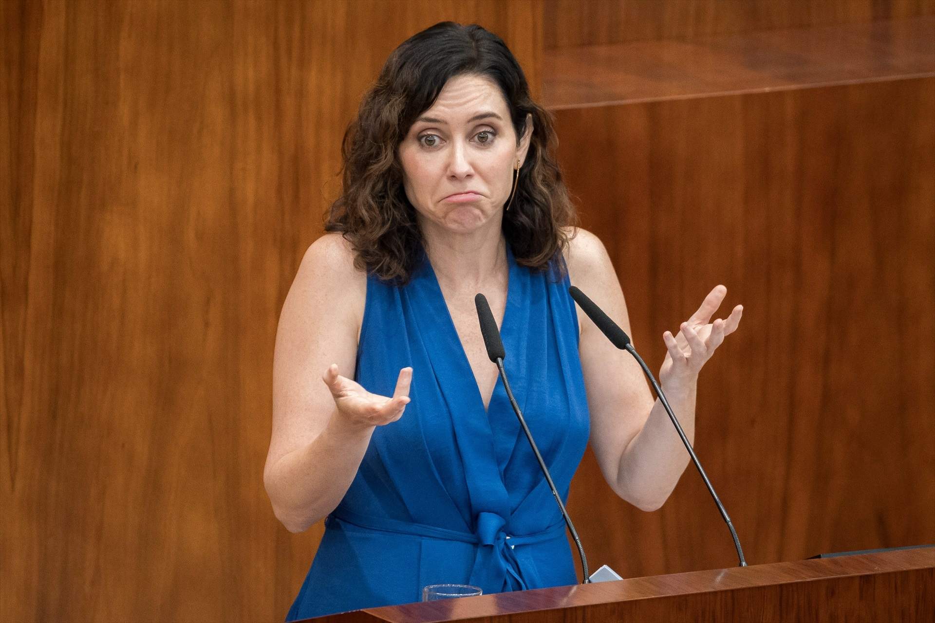 Ayuso, obsesionada con el catalán: "Es de catetos no defender la lengua de Cervantes"